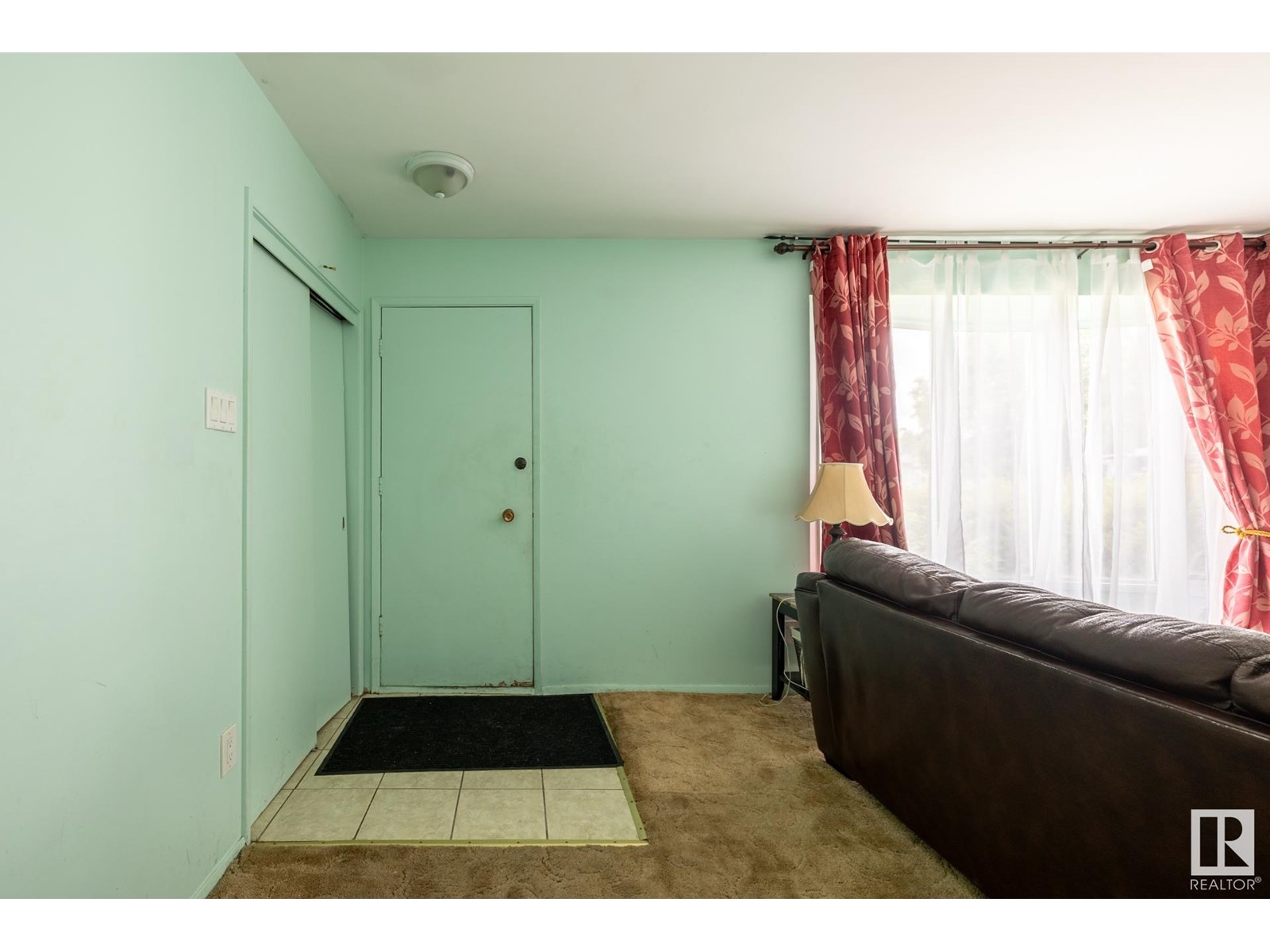 Photo 2 of 13303 58 St Nw, Edmonton AB
