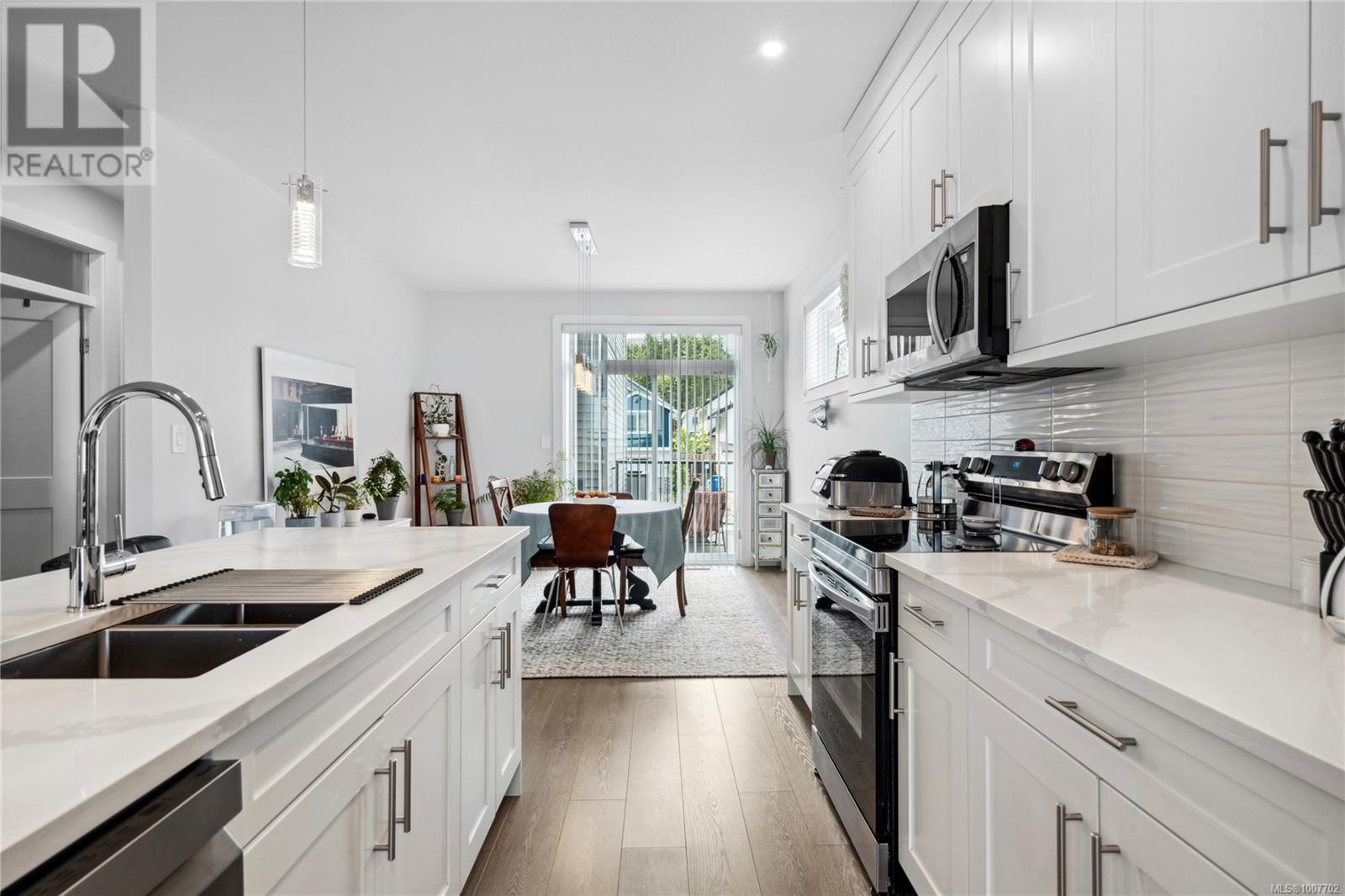 Photo 9 of 925 Howard Ave, Nanaimo BC