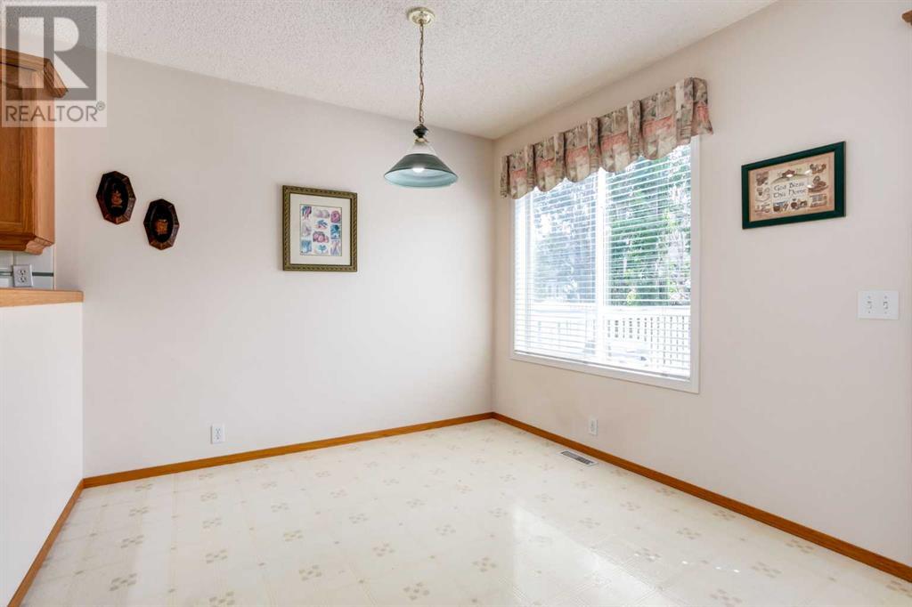 Single Family House for Sale in  Douglas Glen Close SE Douglasdale/Glen Calgary 
