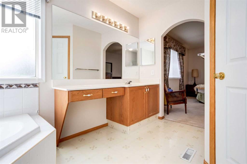 Single Family House for Sale in  Douglas Glen Close SE Douglasdale/Glen Calgary 