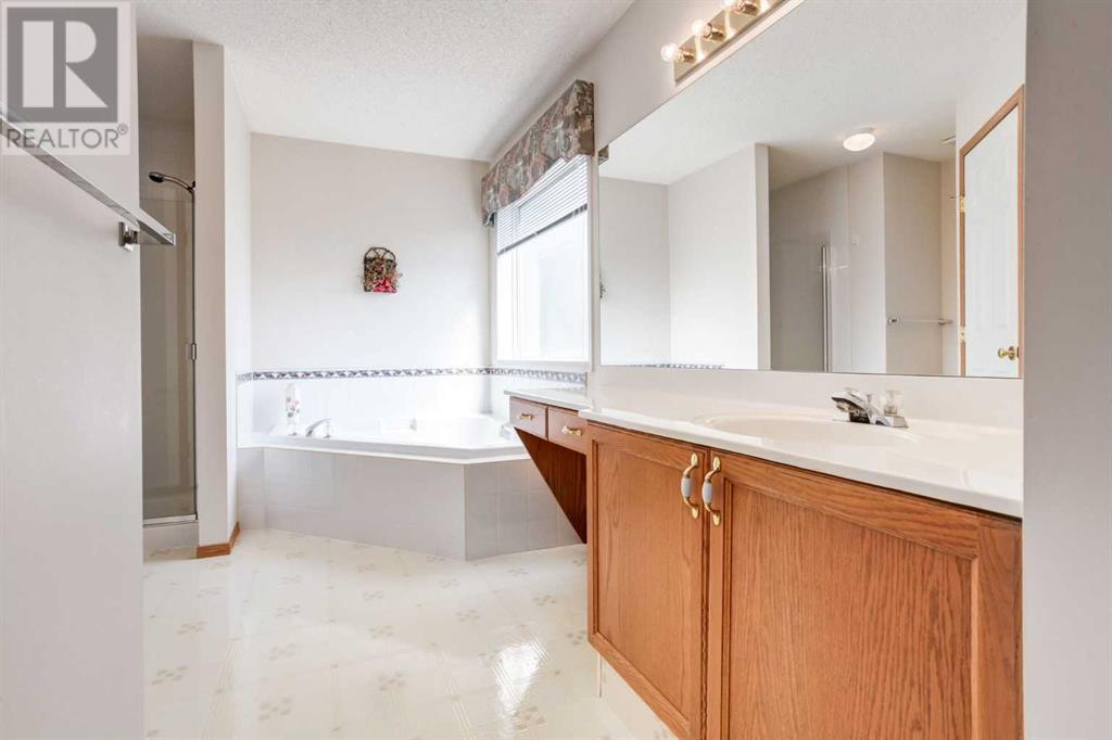 Single Family House for Sale in  Douglas Glen Close SE Douglasdale/Glen Calgary 