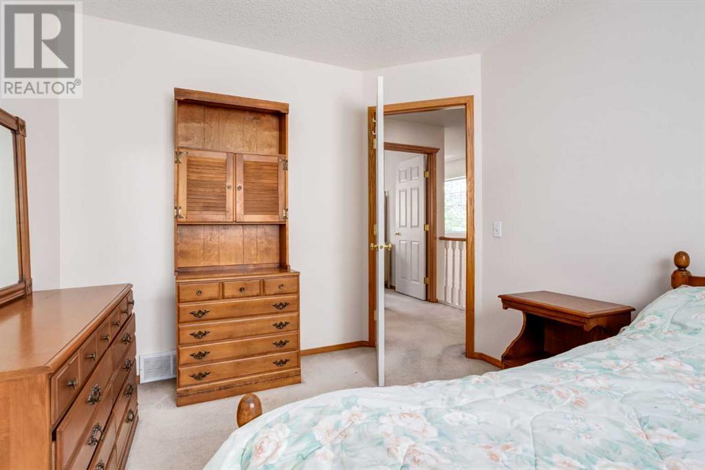 Single Family House for Sale in  Douglas Glen Close SE Douglasdale/Glen Calgary 