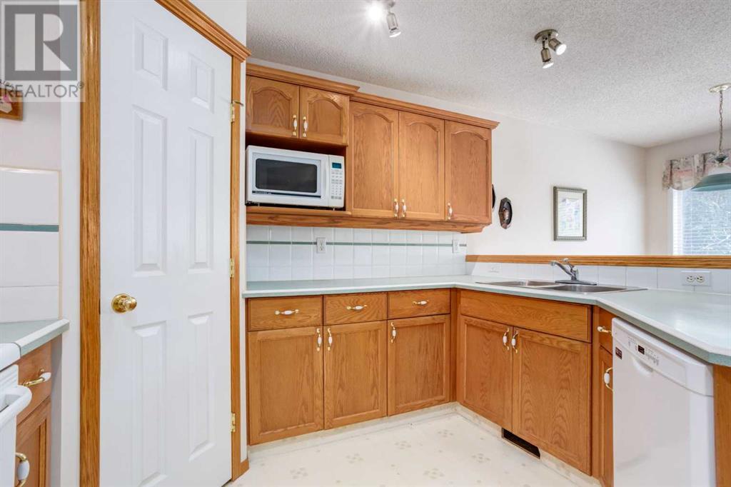 Single Family House for Sale in  Douglas Glen Close SE Douglasdale/Glen Calgary 