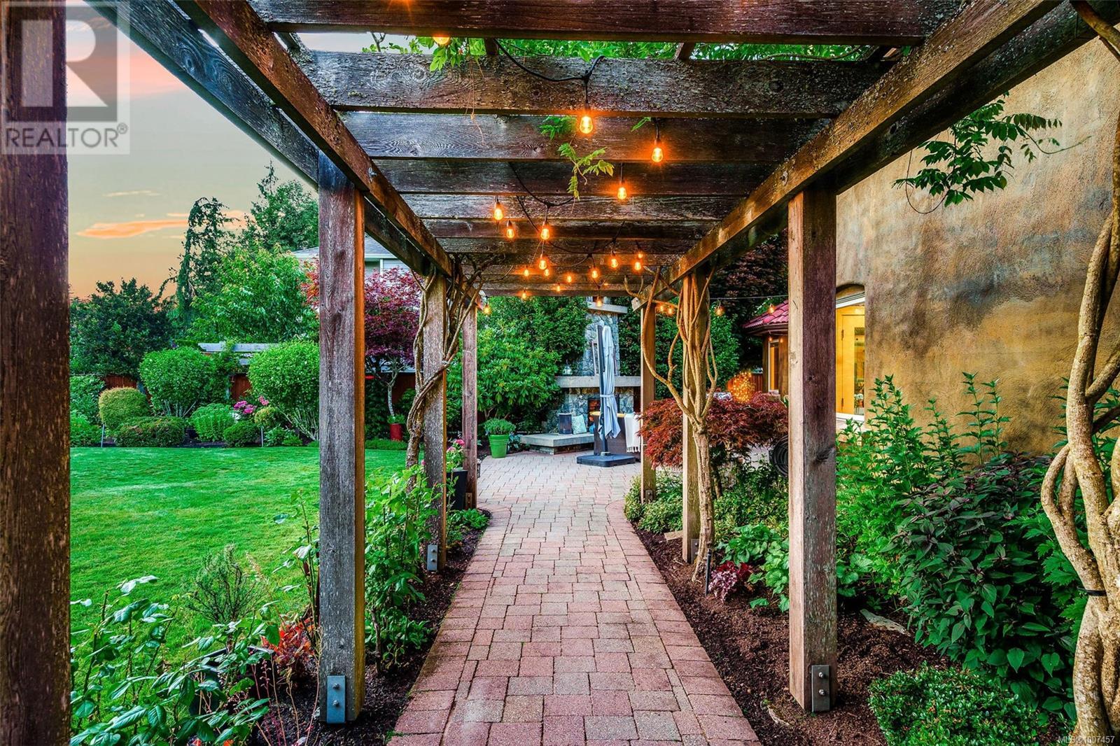 Photo 33 of 5388 Parker Ave, Saanich BC