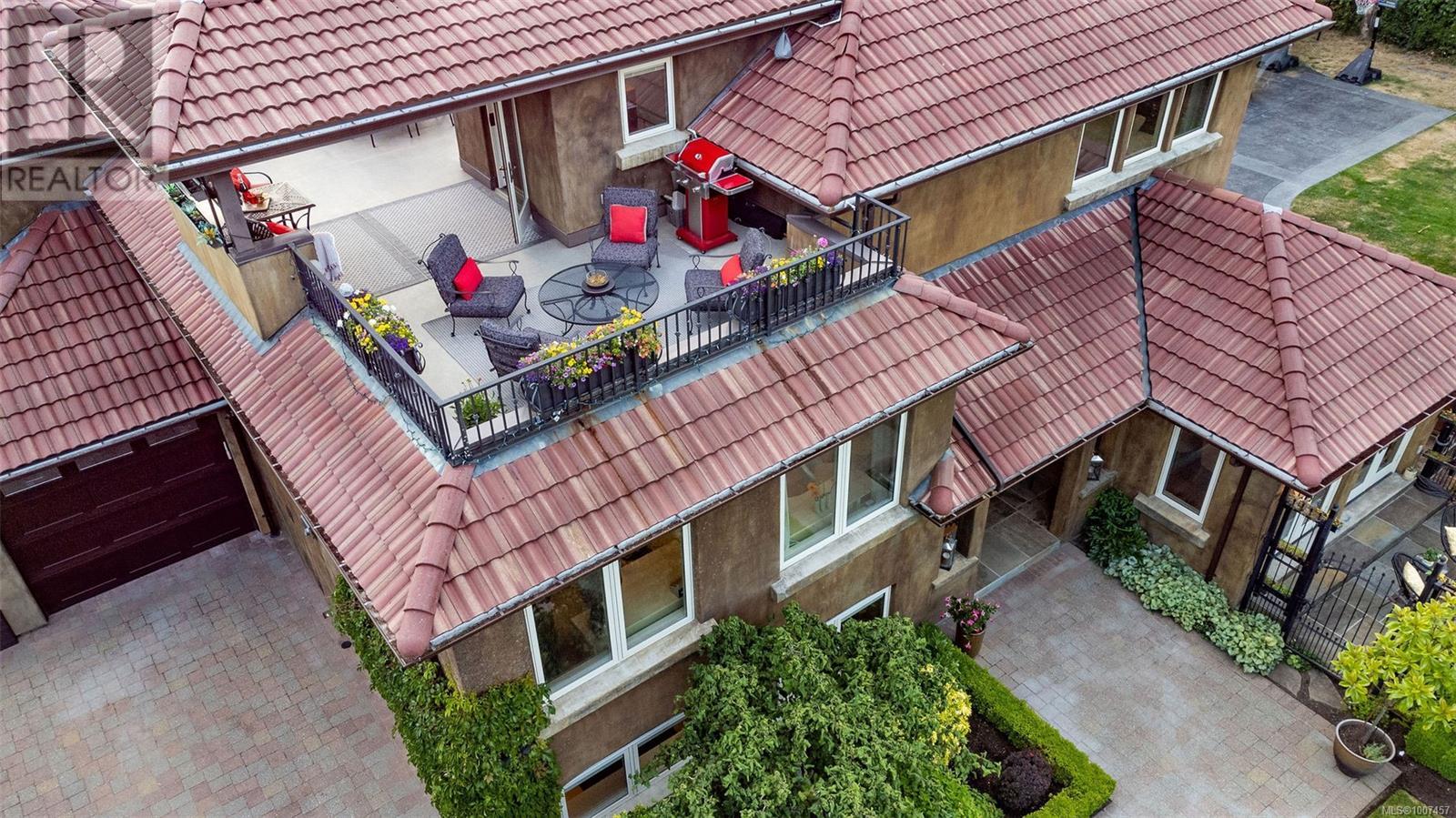 Photo 4 of 5388 Parker Ave, Saanich BC