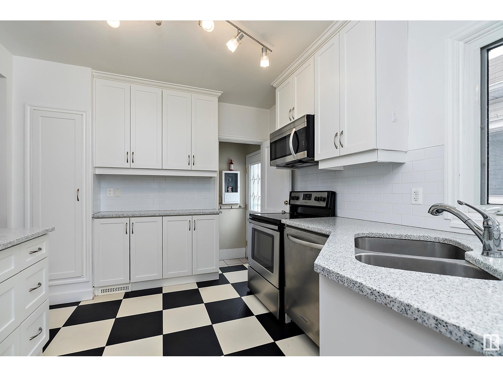 Photo 10 of 11126 80 Av Nw, Edmonton AB