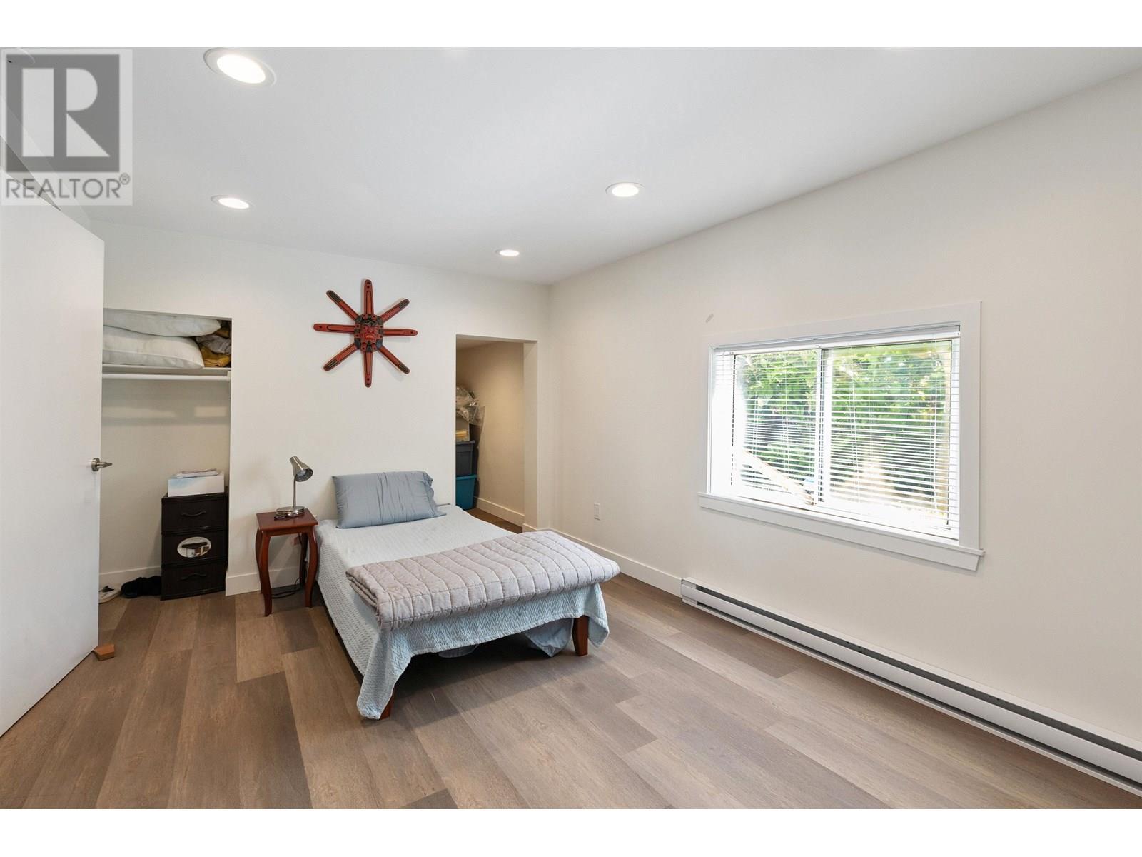 Photo 13 of 1386 Tatlow Avenue, North Vancouver BC