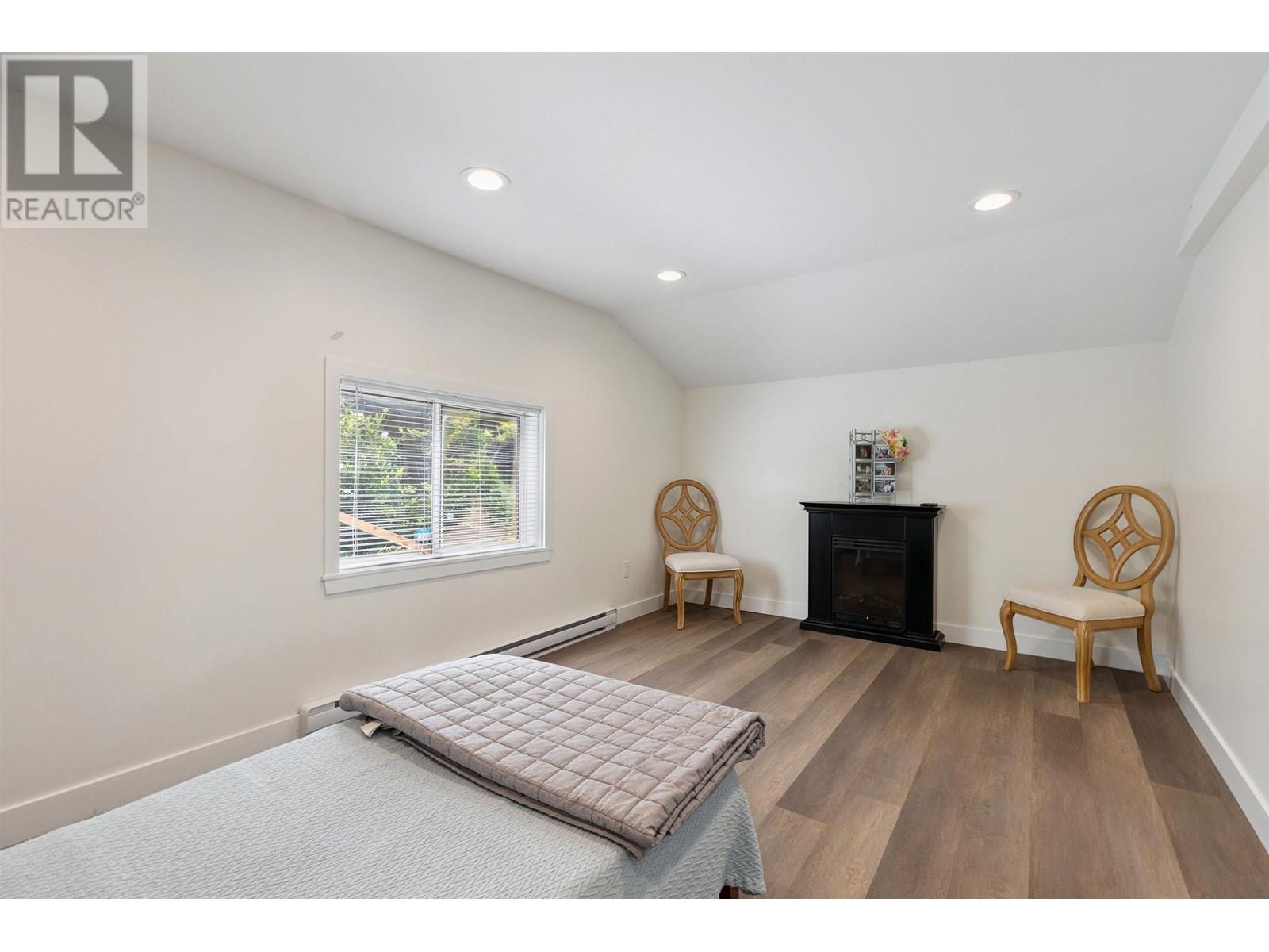 Photo 14 of 1386 Tatlow Avenue, North Vancouver BC
