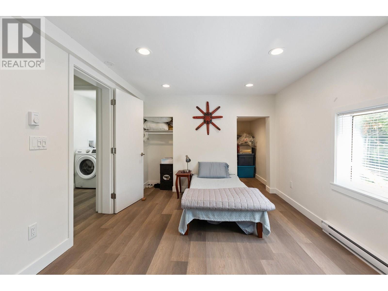 Photo 15 of 1386 Tatlow Avenue, North Vancouver BC