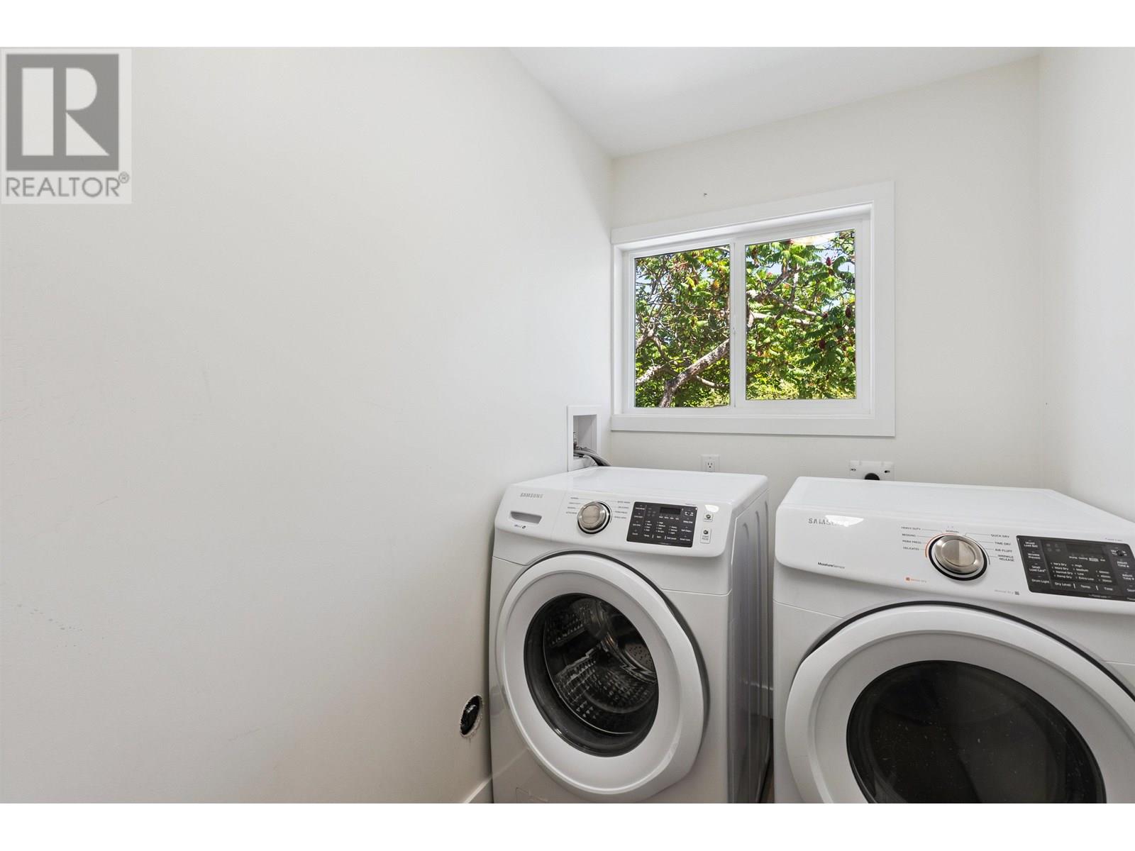 Photo 19 of 1386 Tatlow Avenue, North Vancouver BC