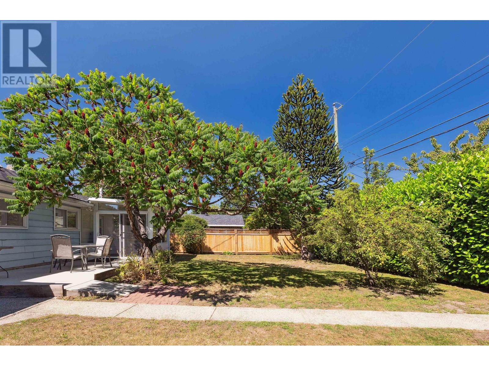 Photo 3 of 1386 Tatlow Avenue, North Vancouver BC