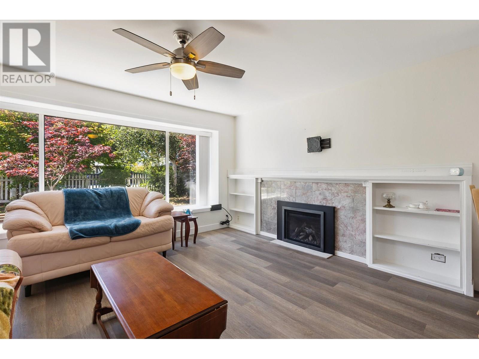 Photo 4 of 1386 Tatlow Avenue, North Vancouver BC