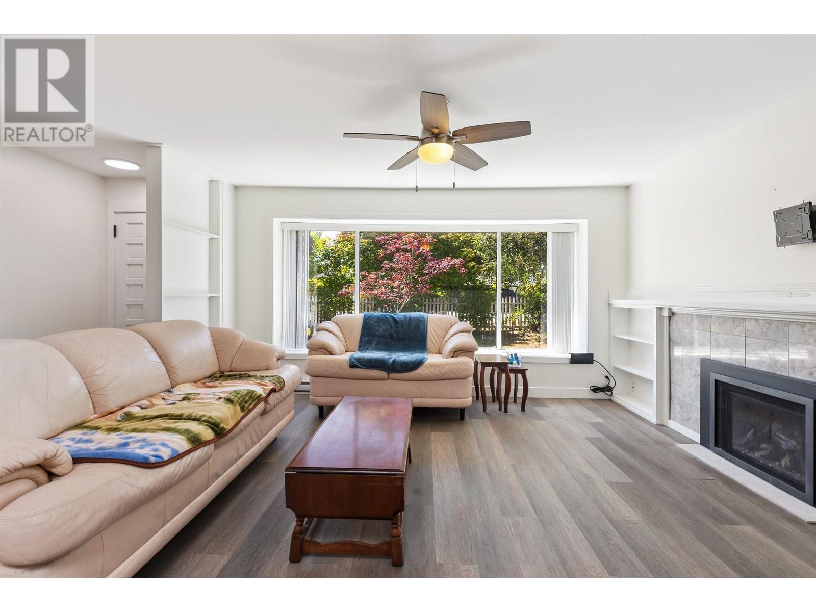 Photo 5 of 1386 Tatlow Avenue, North Vancouver BC