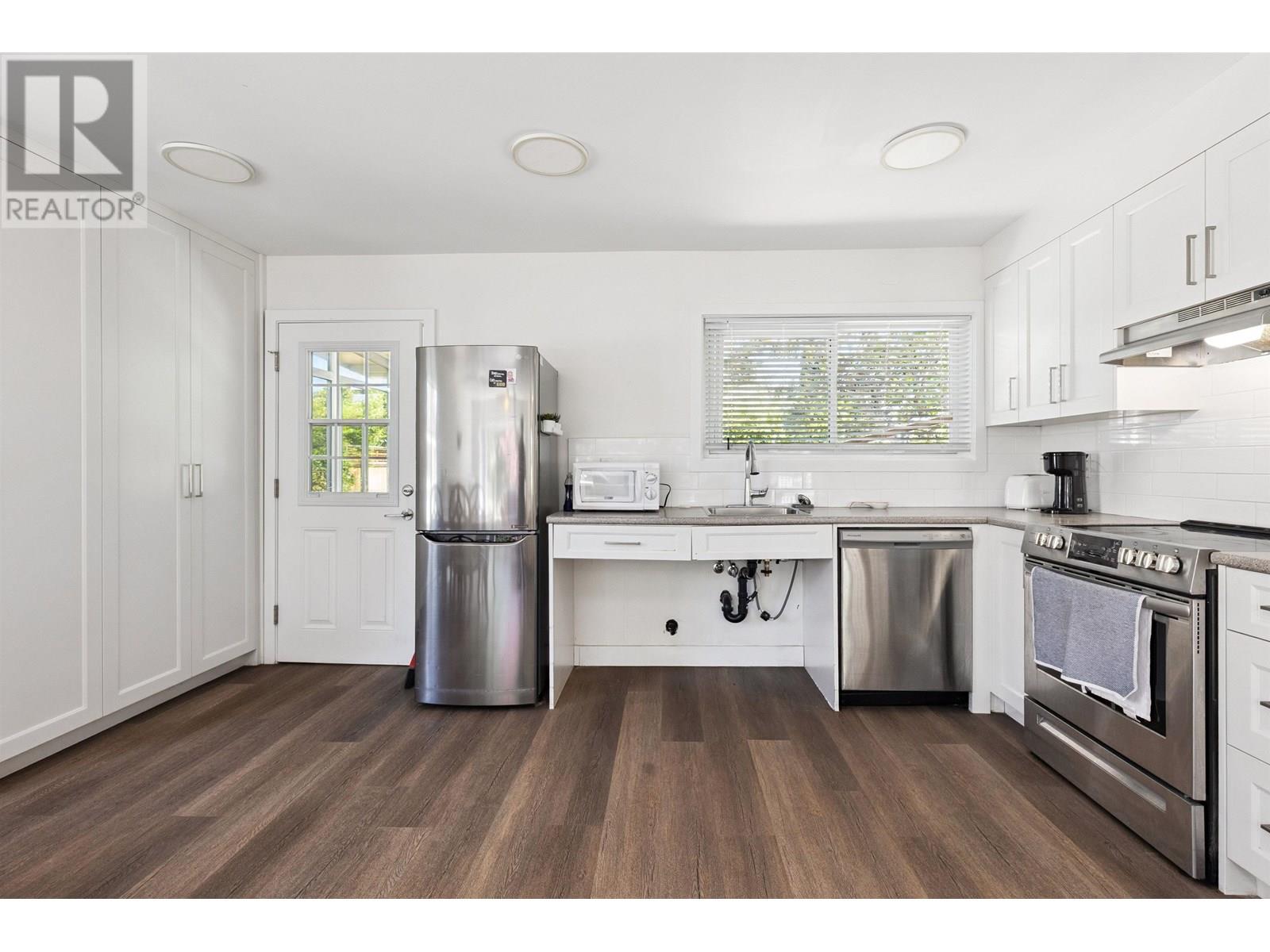 Photo 6 of 1386 Tatlow Avenue, North Vancouver BC