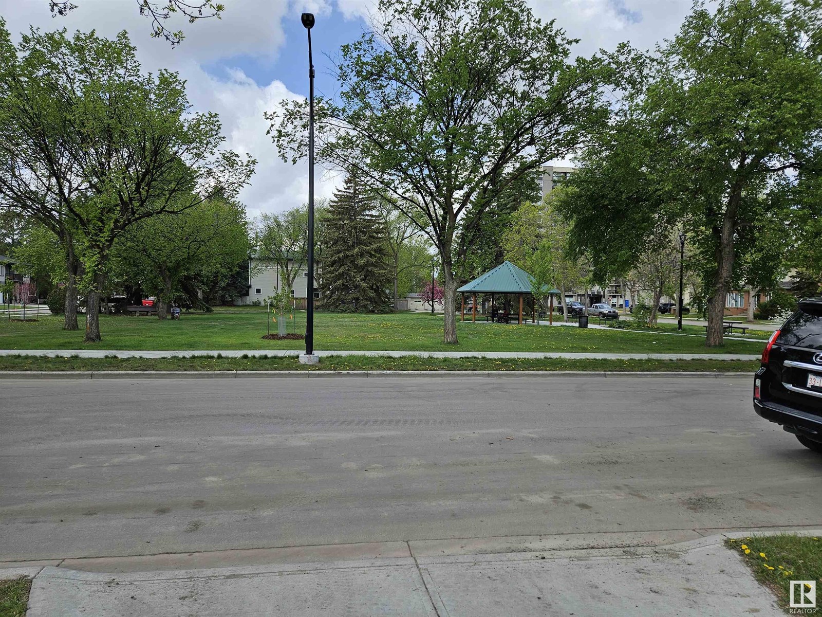 Photo 8 of 11207 128 St Nw, Edmonton AB