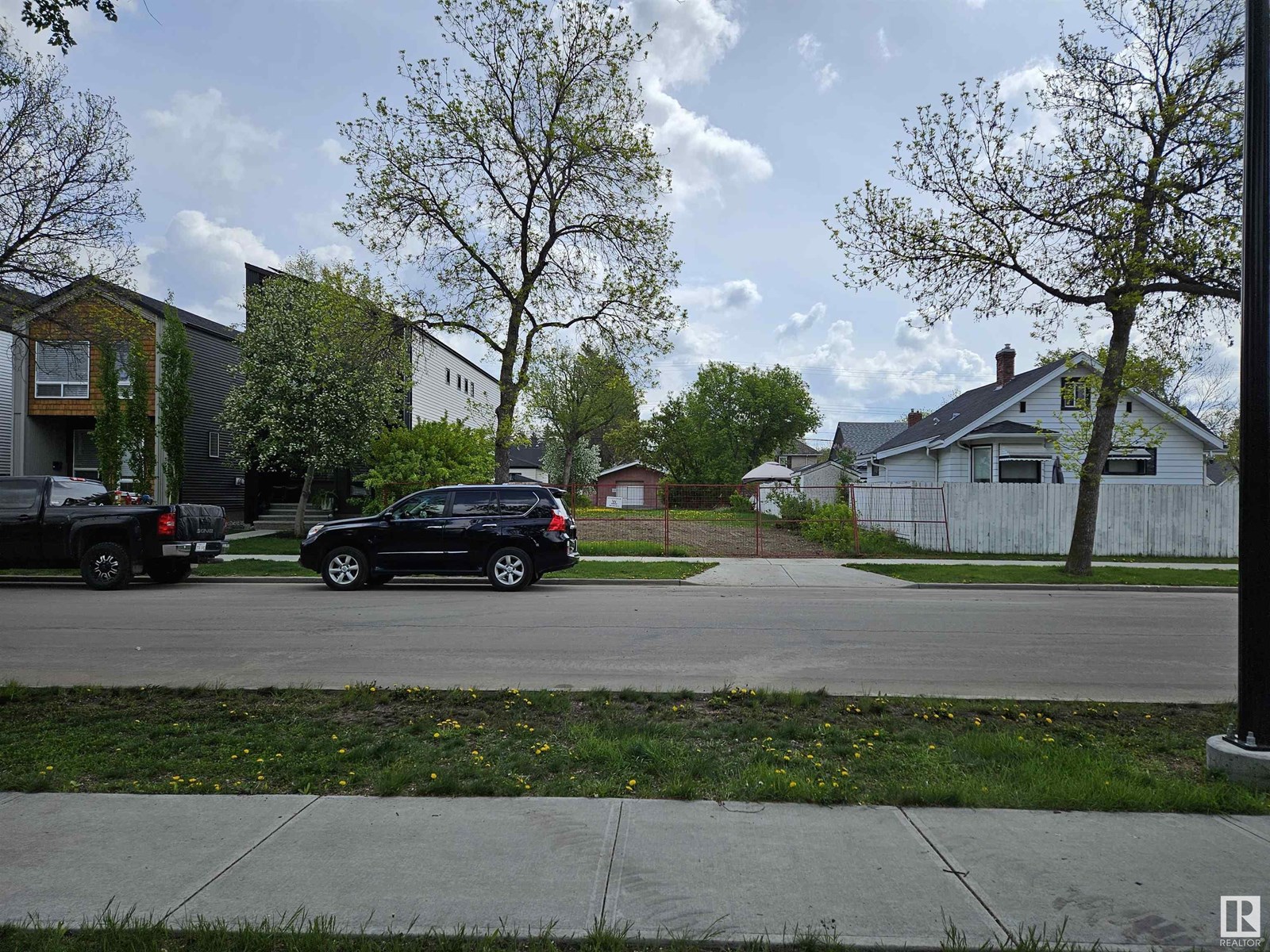 Photo 9 of 11207 128 St Nw, Edmonton AB