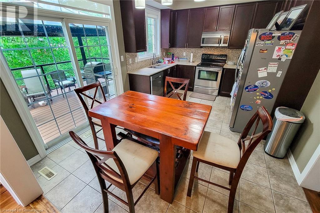 Photo 8 of 128 Montreal Circle, Stoney Creek ON