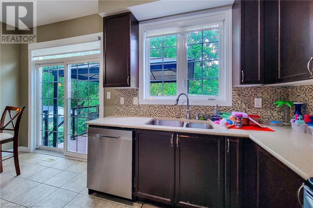 Photo 18 of 128 Montreal Circle, Stoney Creek ON