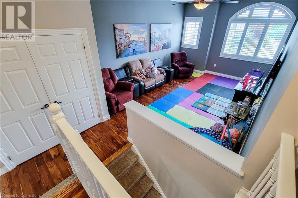 Photo 3 of 128 Montreal Circle, Stoney Creek ON