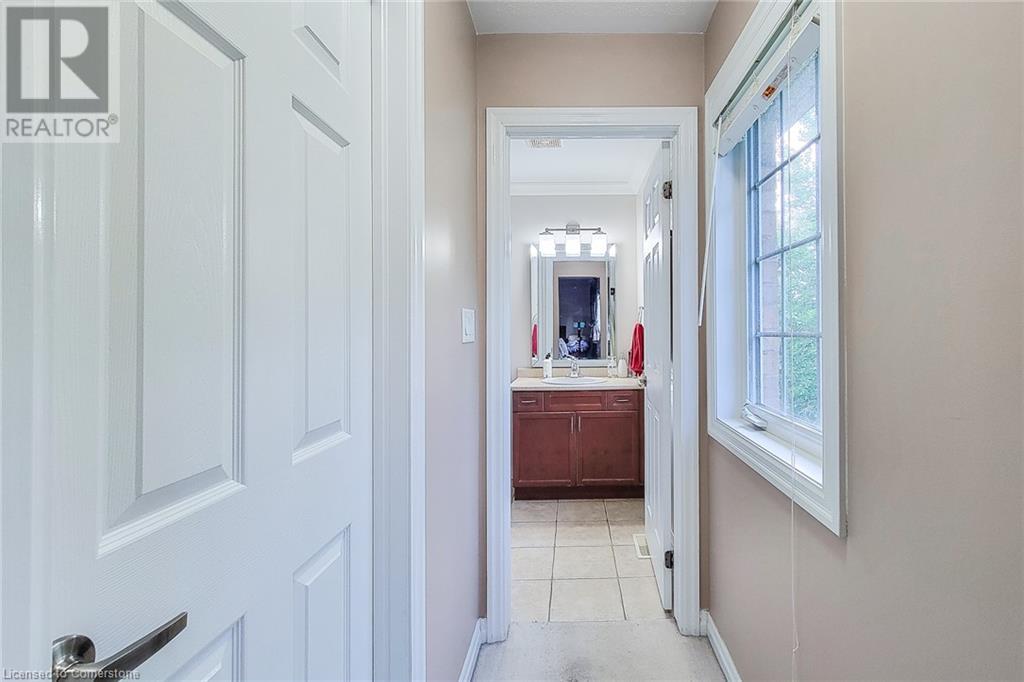 Photo 22 of 128 Montreal Circle, Stoney Creek ON