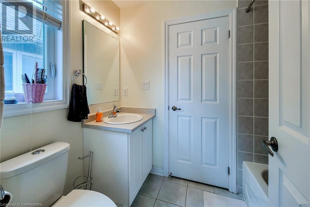 Photo 14 of 128 Montreal Circle, Stoney Creek ON