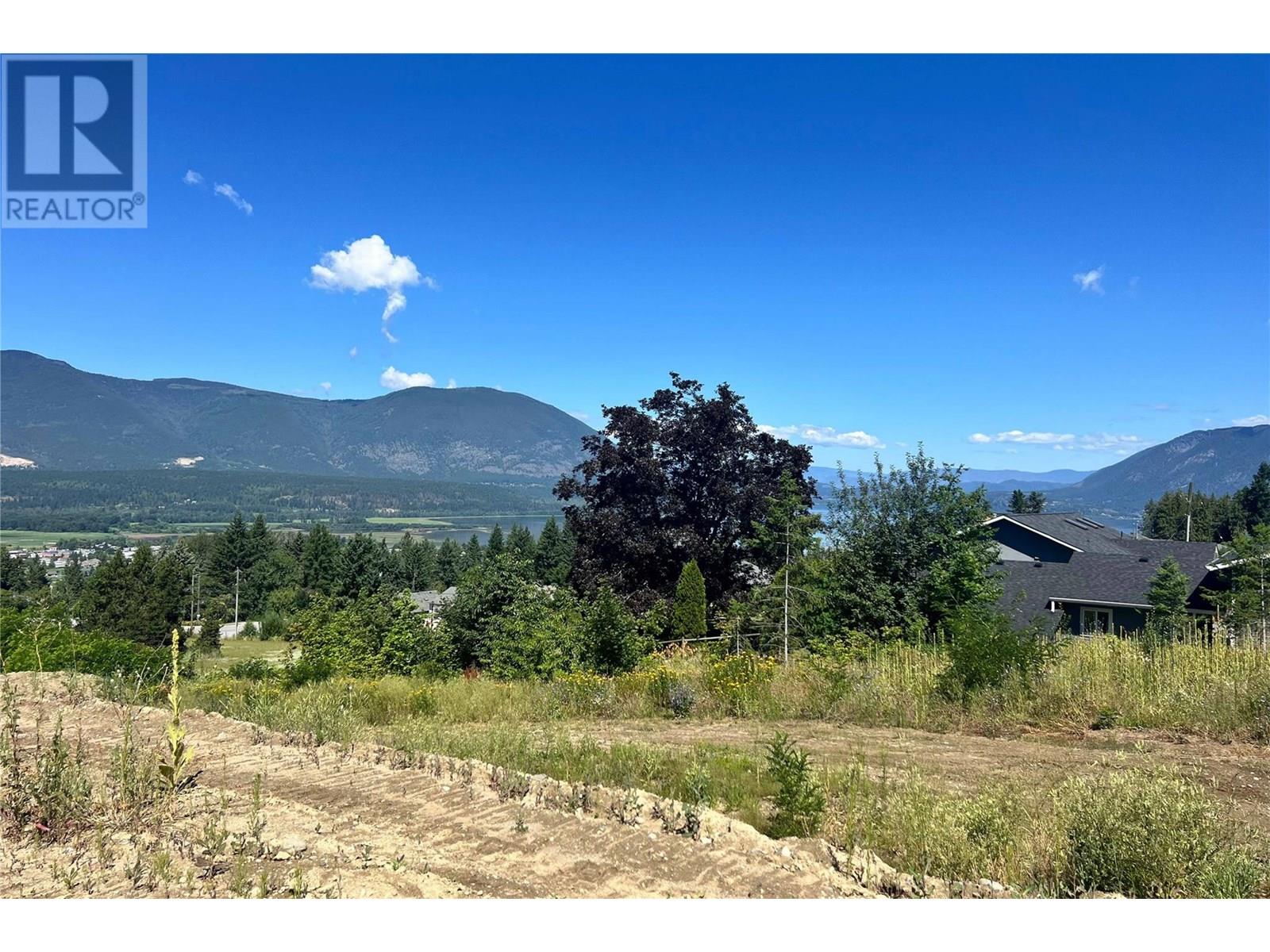 Photo 3 of 1181 16 Avenue Se, Salmon Arm BC