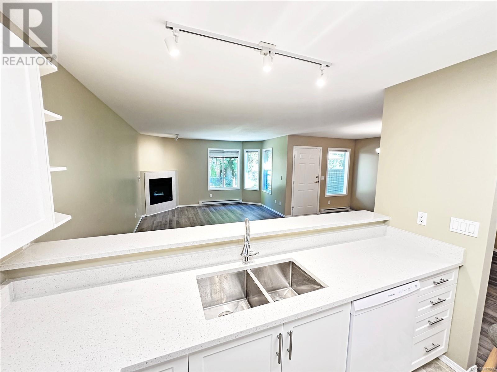 Photo 8 of 27 454 Morison Ave, Parksville BC