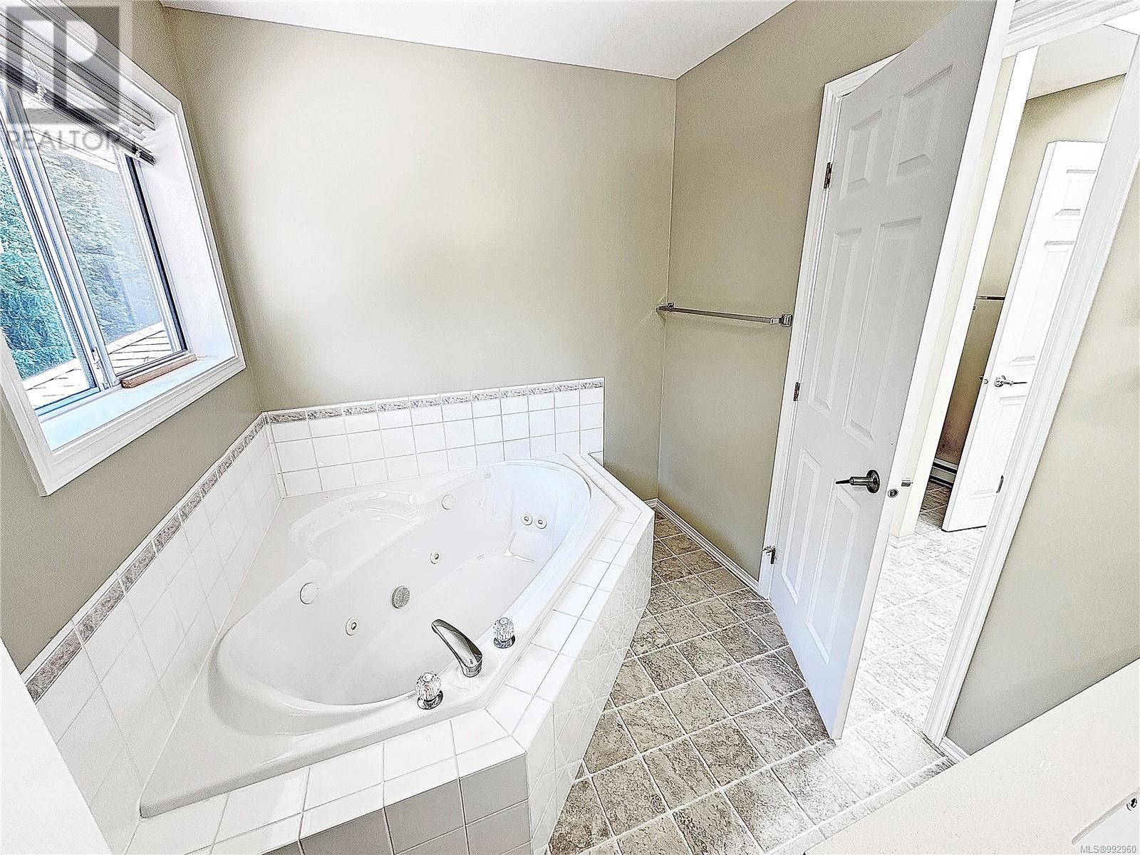 Photo 17 of 27 454 Morison Ave, Parksville BC