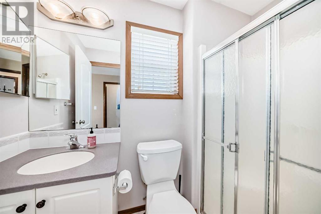 Photo 13 of 16 E 32 Daines Avenue, Red Deer AB