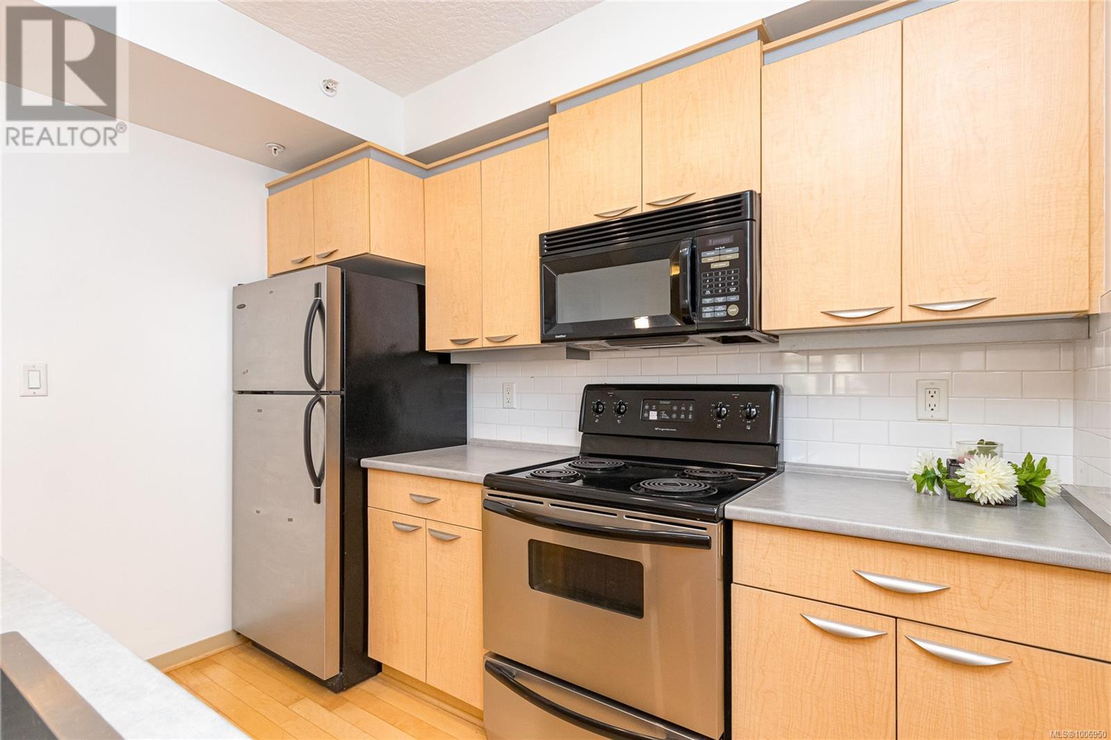 #302 1030 YATES ST - Image 10