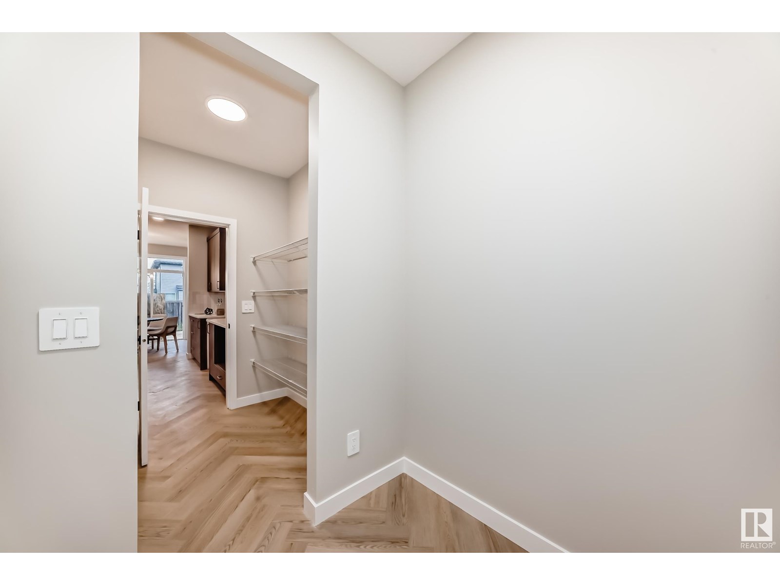 Photo 14 of 4223 206 St Nw, Edmonton AB