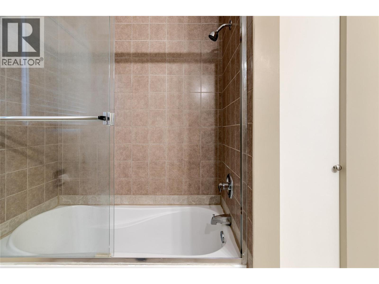Photo 2 of 875 Hammer Avenue, Kelowna BC