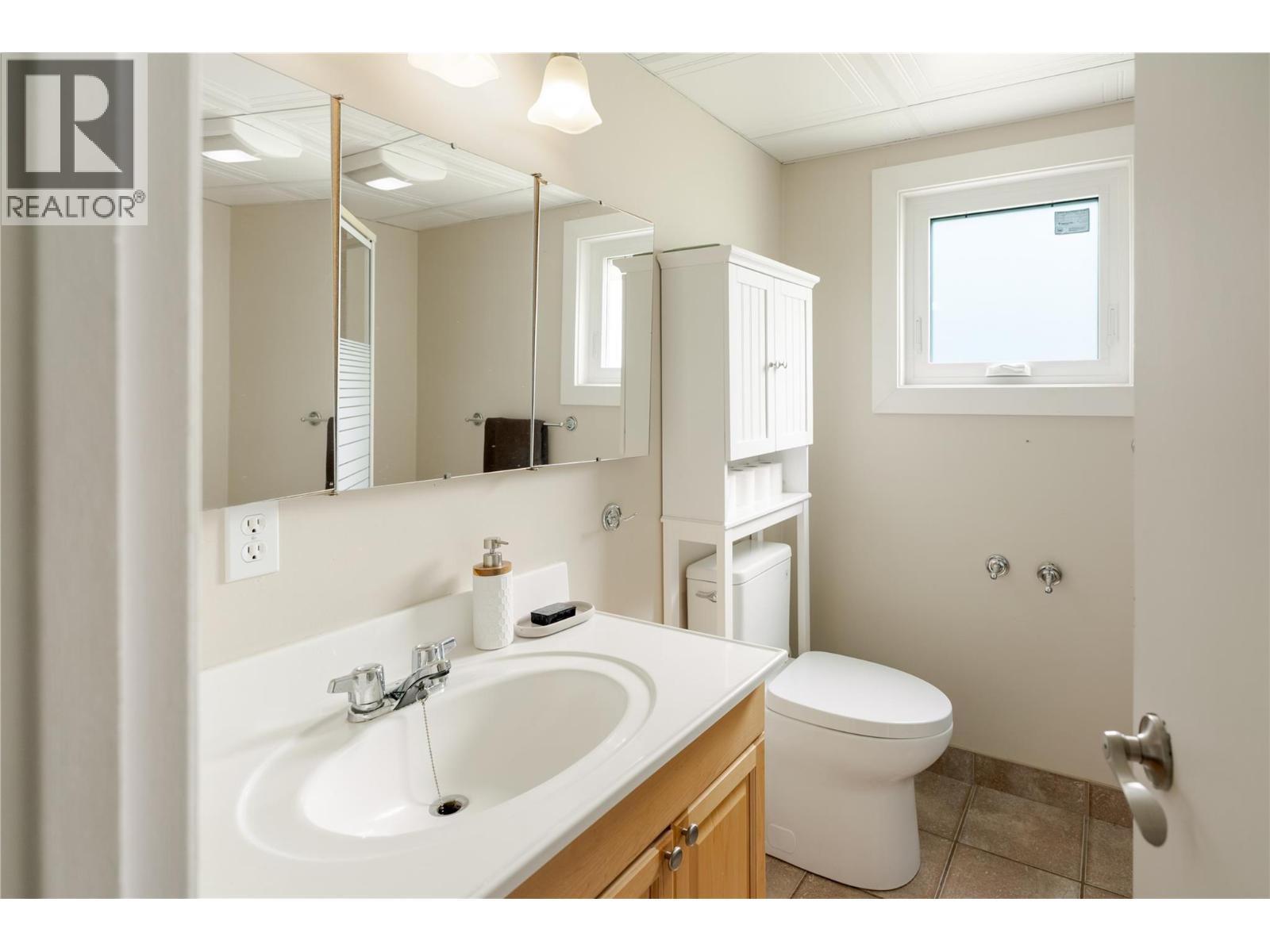 Photo 14 of 875 Hammer Avenue, Kelowna BC
