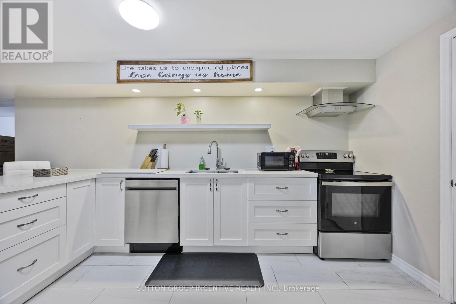 Photo 4 of 21 Beverly Street, Springwater ON