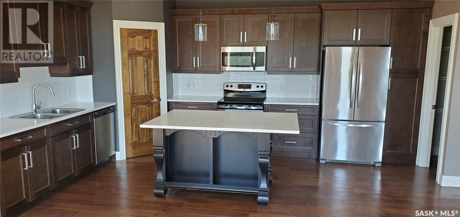 Photo 5 of 936 Montgomery Street, Moose Jaw SK
