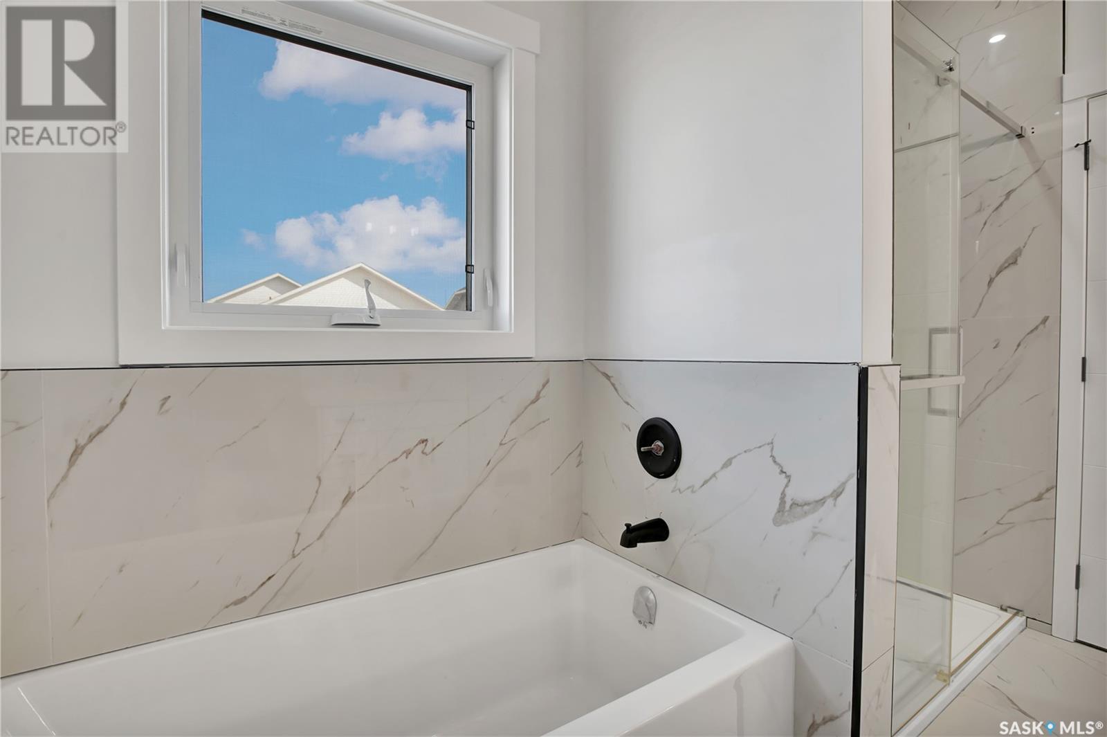 Photo 11 of 812 Woods Crescent, Warman SK