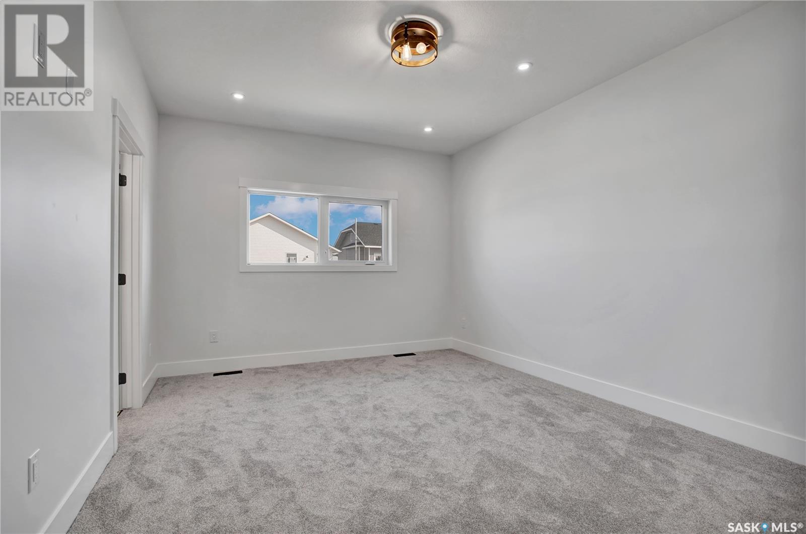 Photo 10 of 812 Woods Crescent, Warman SK