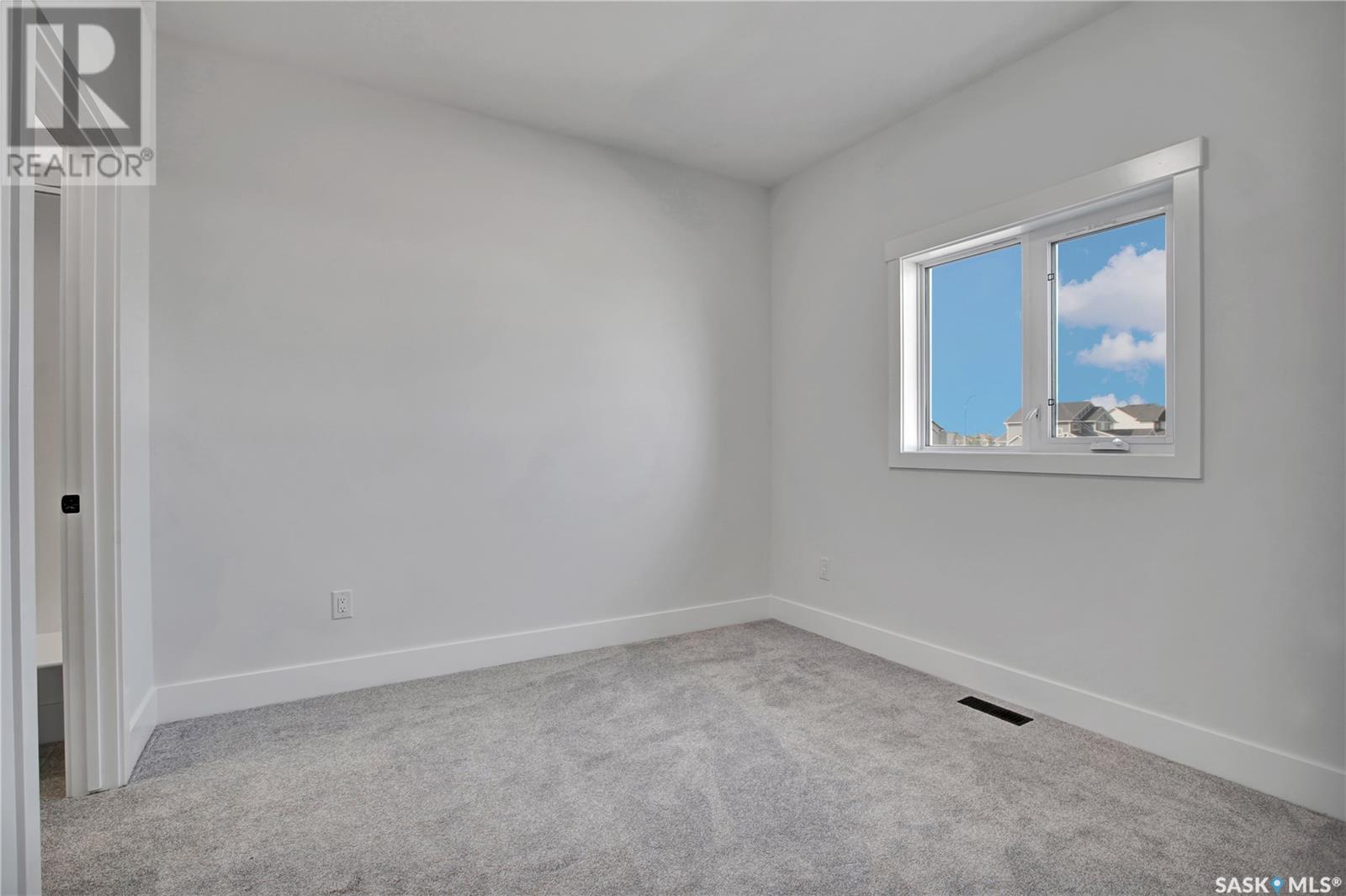 Photo 7 of 812 Woods Crescent, Warman SK