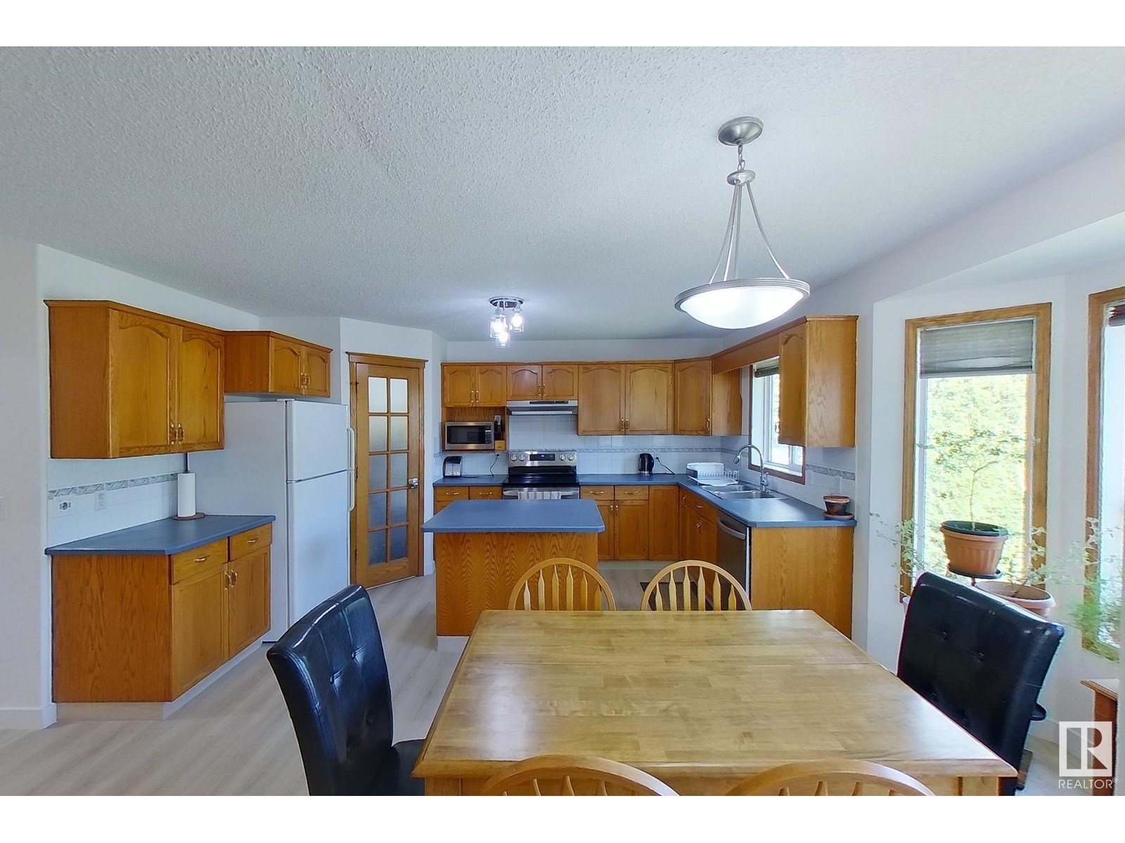 Photo 11 of 41 Hampton Cr, St Albert AB