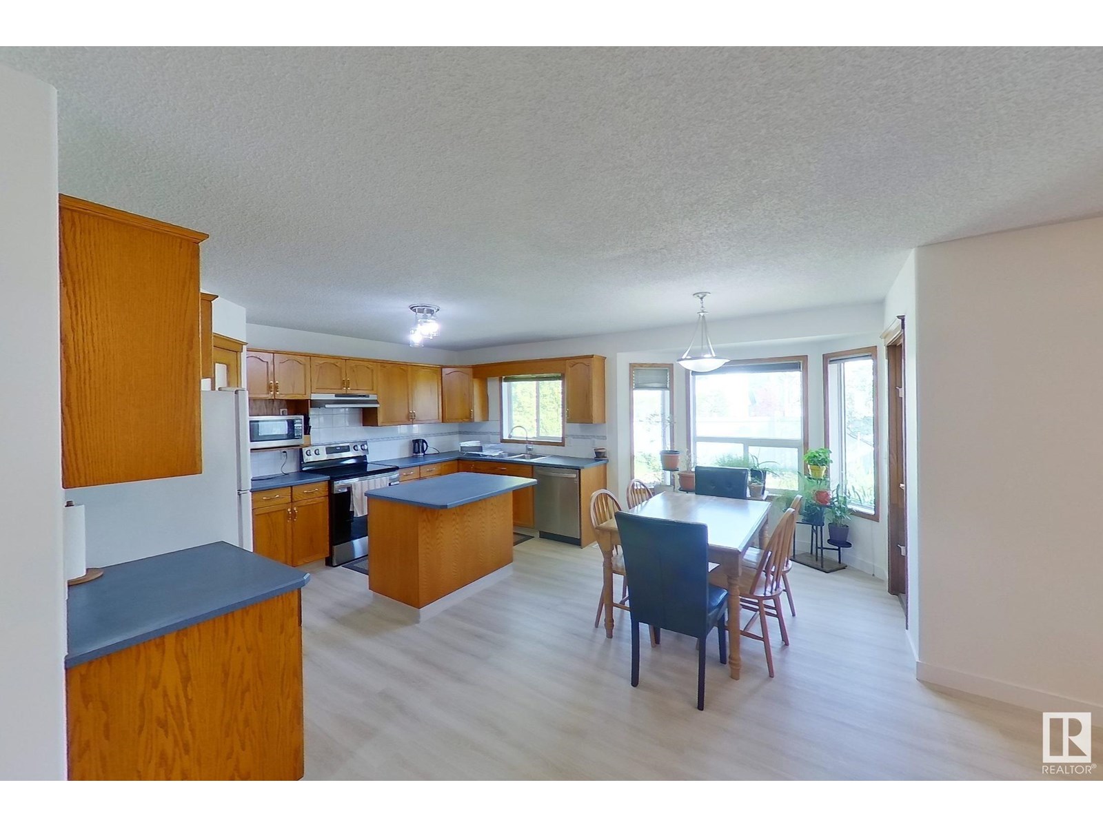 Photo 21 of 41 Hampton Cr, St Albert AB