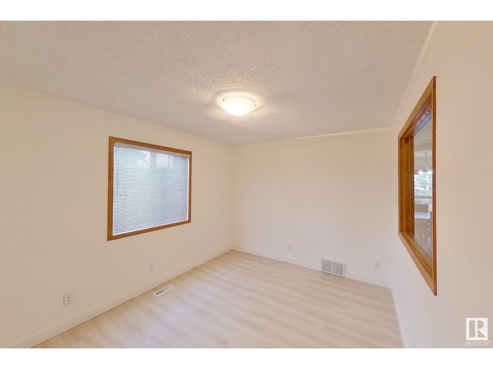Photo 3 of 41 Hampton Cr, St Albert AB