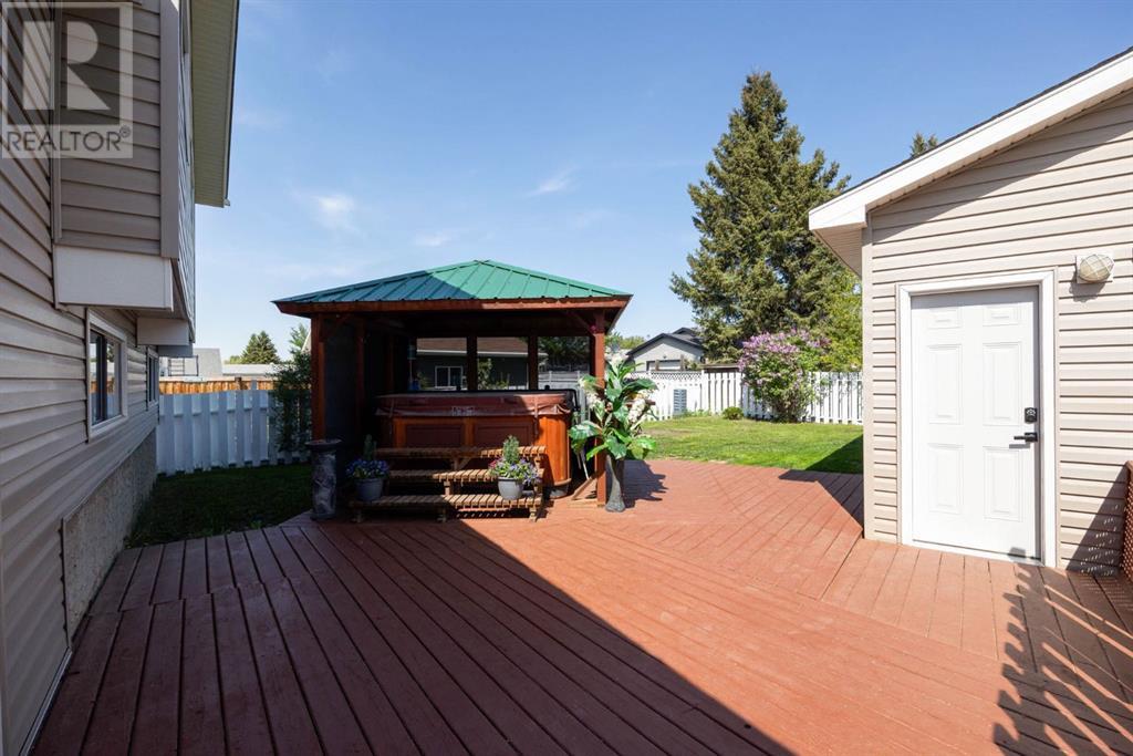 Photo 2 of 237 Ermine Crescent, Fort Mcmurray AB