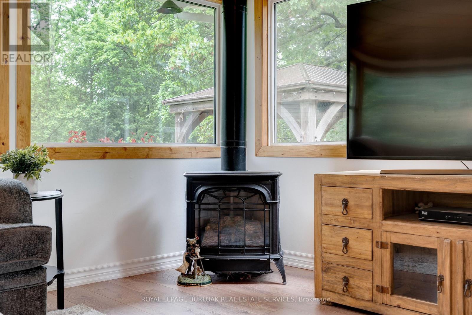 Photo 37 of 401 Lynden Road, Brantford ON