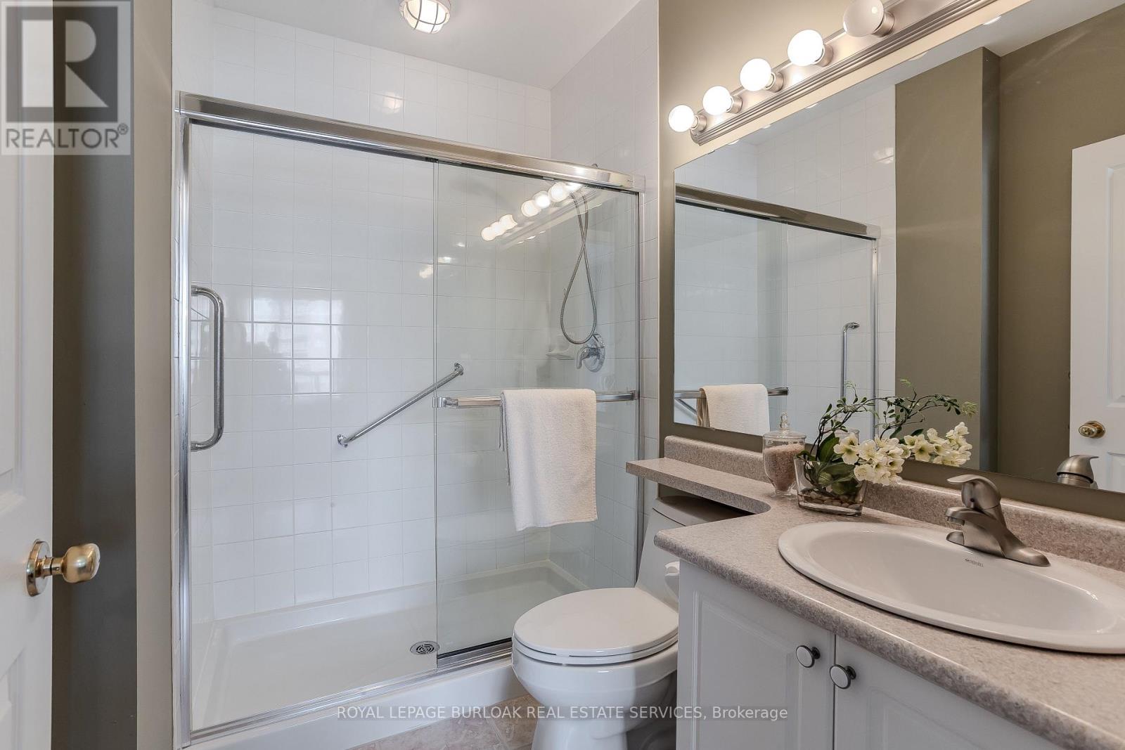 Photo 9 of 410 1998 Ironstone Drive, Burlington ON