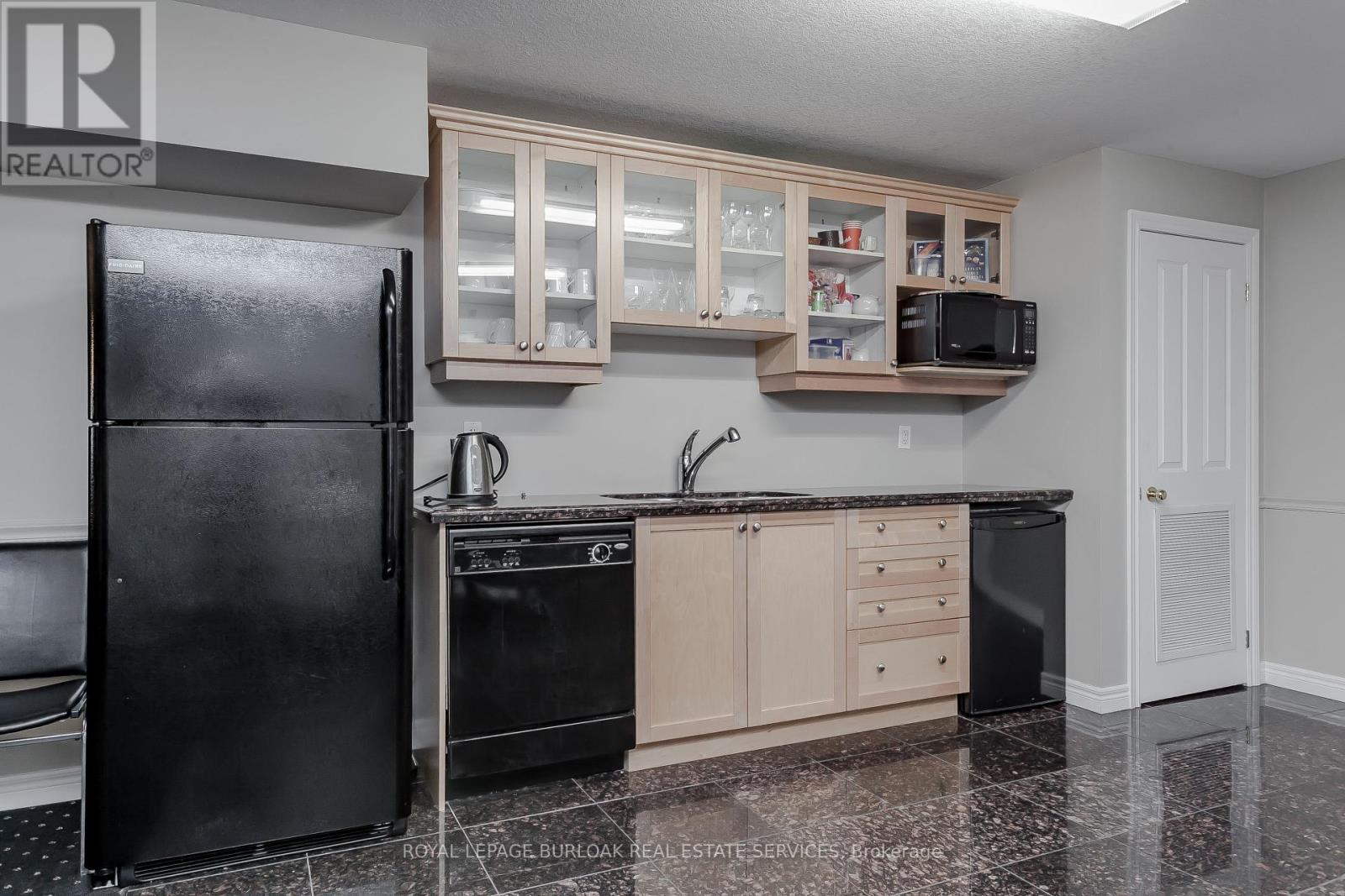 Photo 11 of 410 1998 Ironstone Drive, Burlington ON