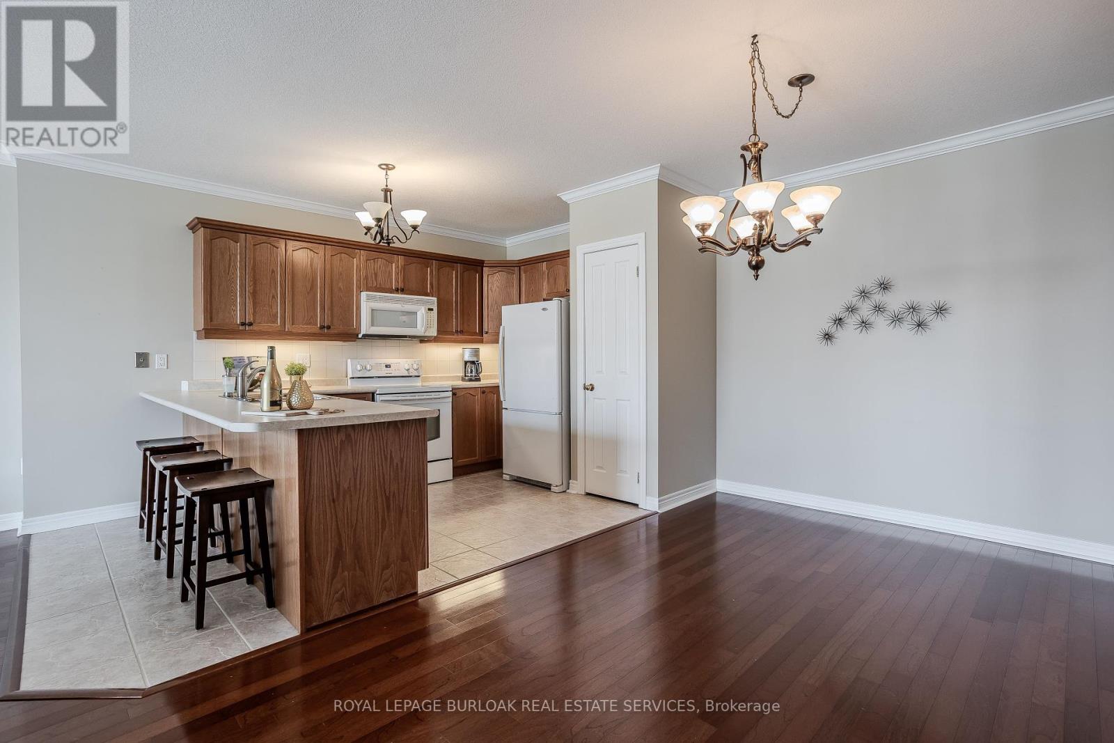 Photo 4 of 410 1998 Ironstone Drive, Burlington ON