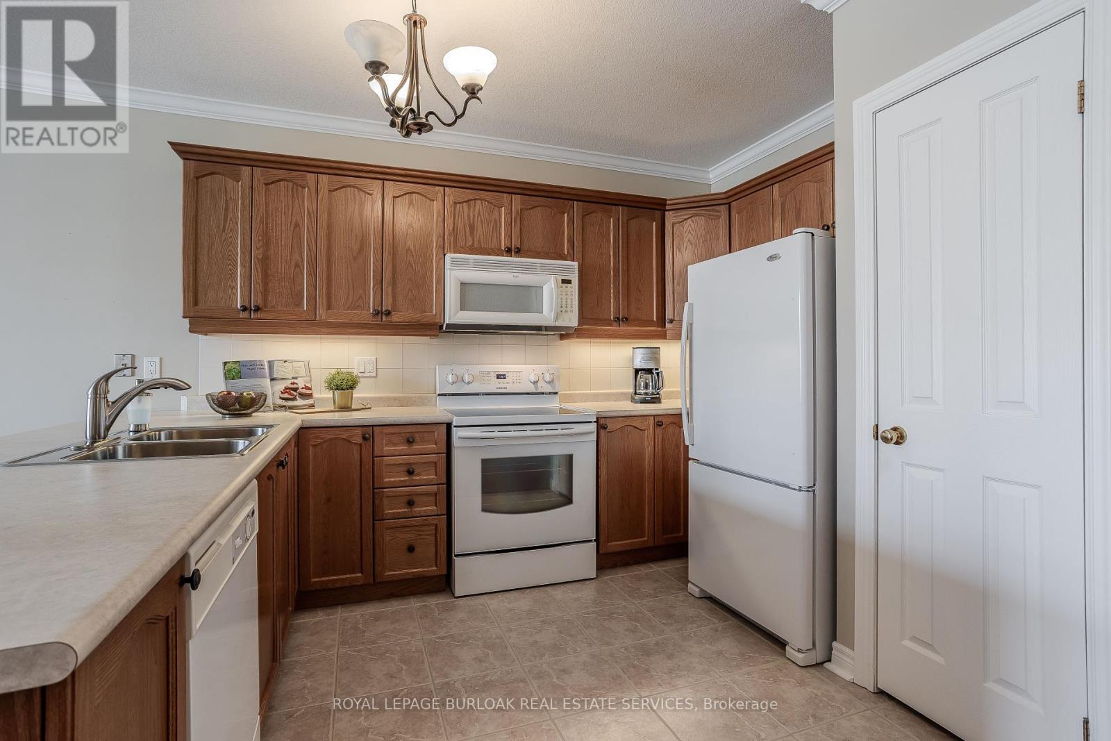 Photo 3 of 410 1998 Ironstone Drive, Burlington ON