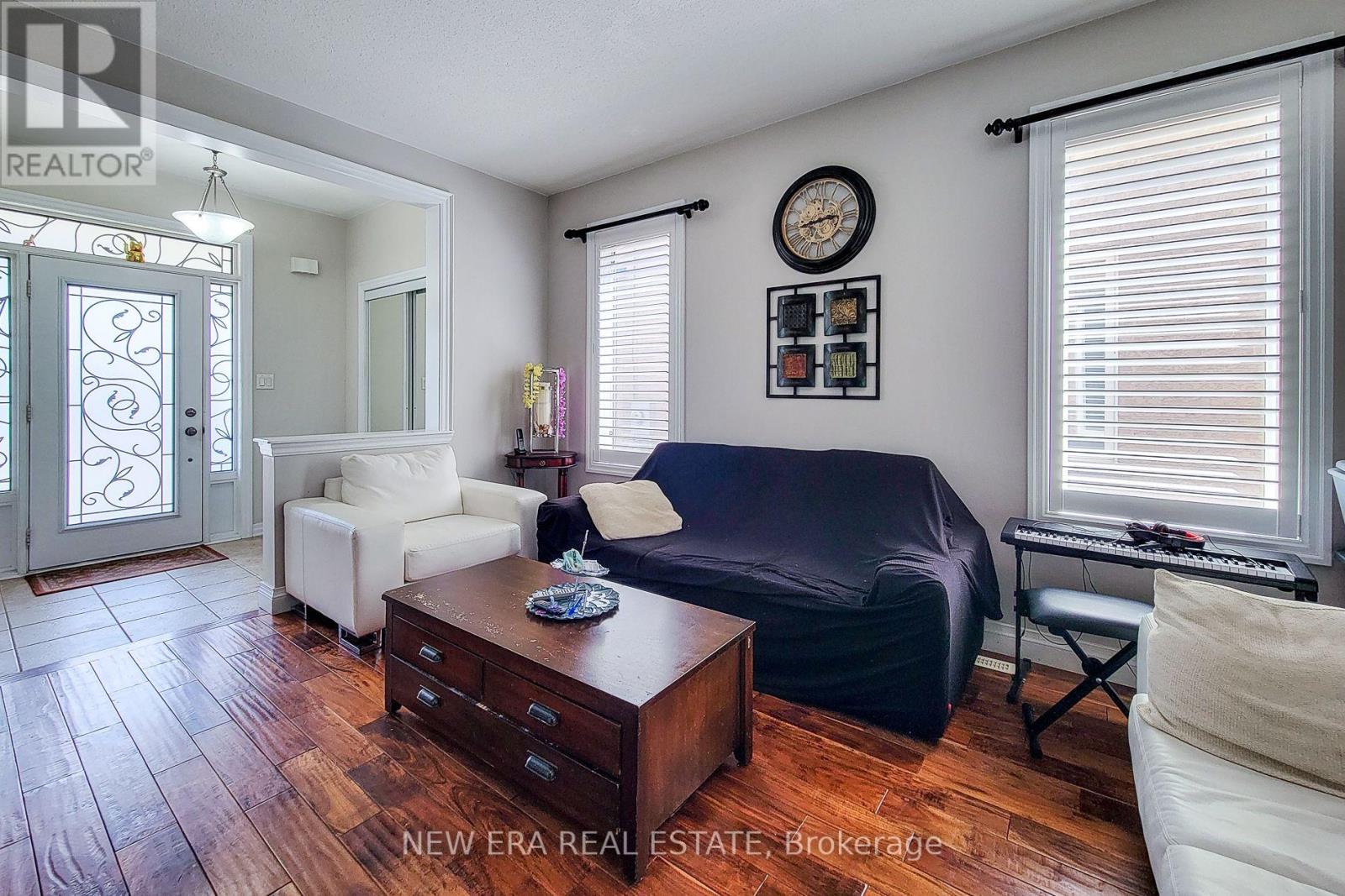 Photo 11 of 128 Montreal Circle, Hamilton ON