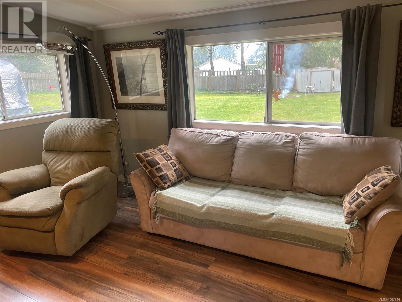 Photo 4 of 247 Huson Rd, Qualicum Beach BC