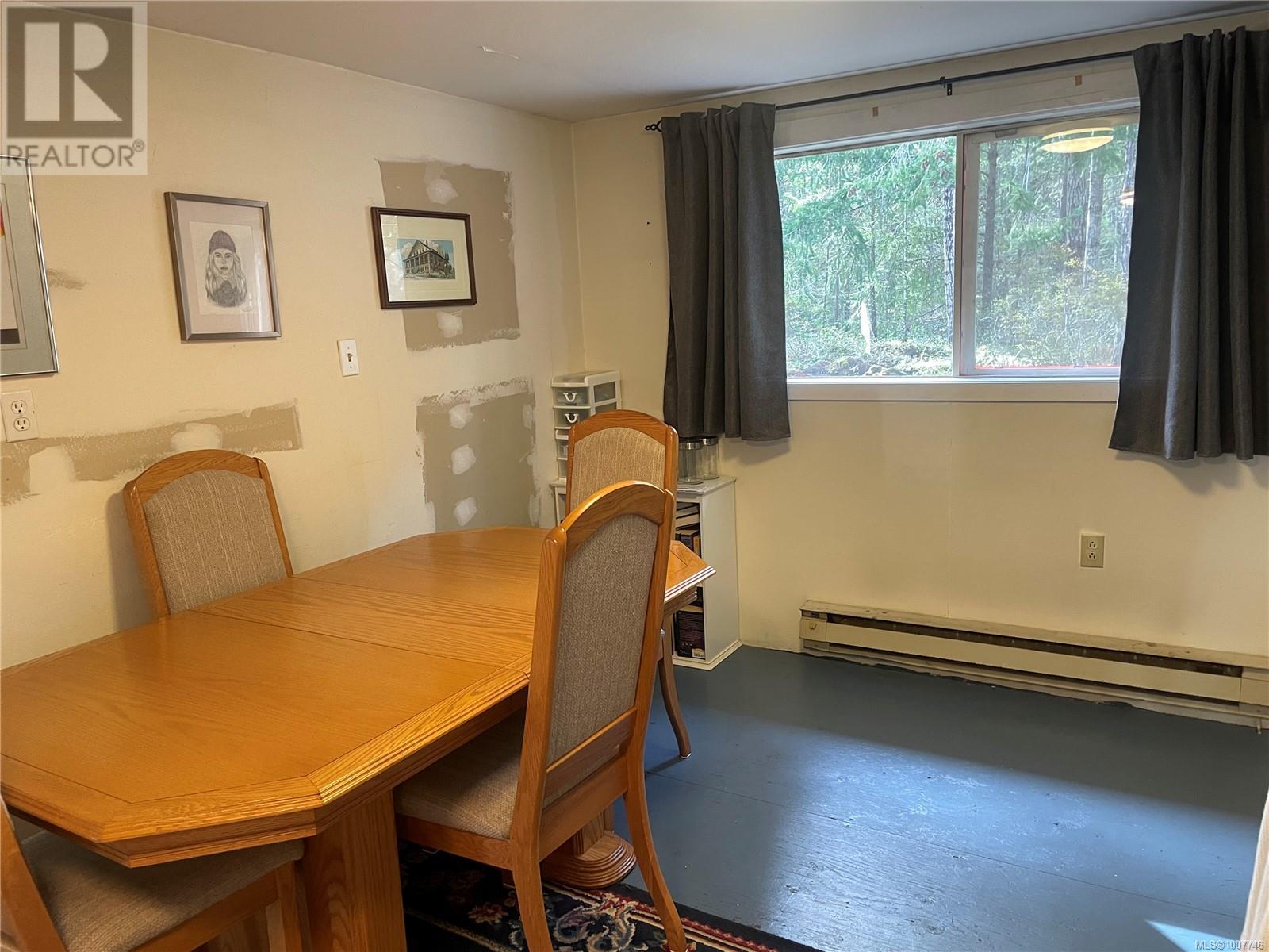 Photo 8 of 247 Huson Rd, Qualicum Beach BC